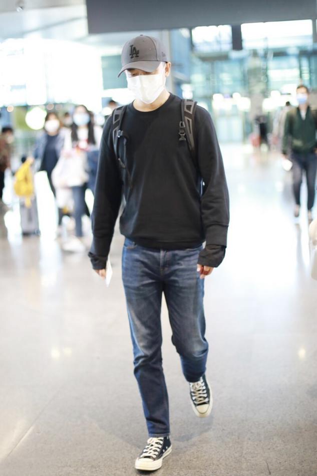 黄轩休闲西装穿搭,黄轩穿背心少年感