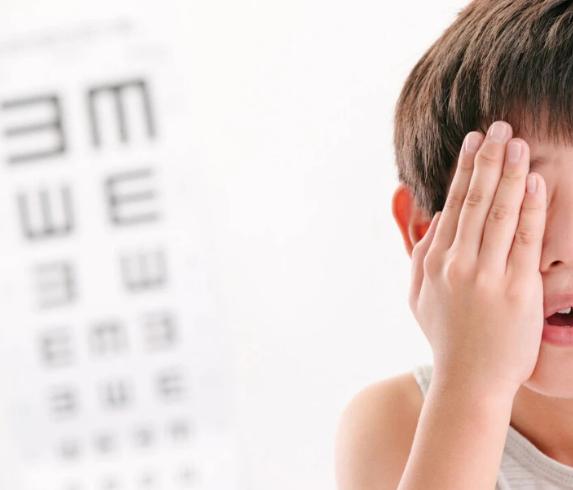 五岁男孩轻微近视要怎么治啊,五岁男孩近视200度怎么治疗