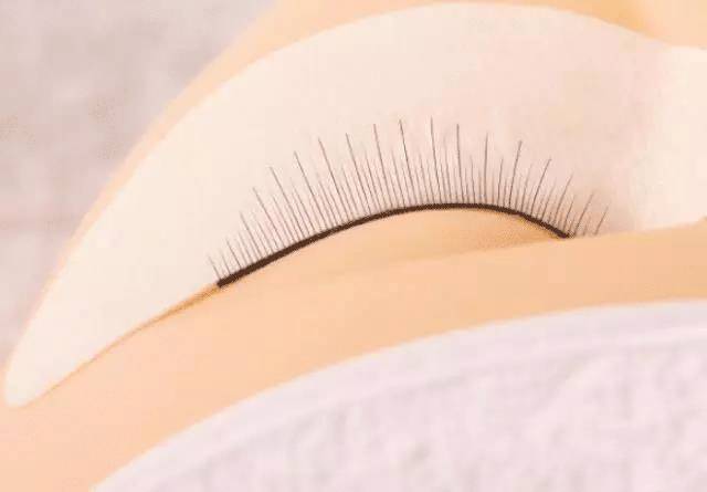 嫁接睫毛技术进行中,m型嫁接睫毛教程零基础手法