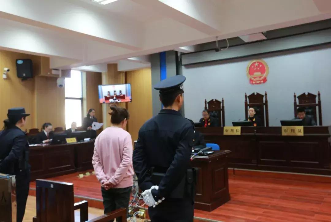 美容店面被抹辣椒膏 (记者暗访美容店给顾客脸部注铅)