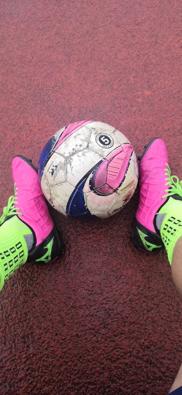 智慧城足球场夜场图片,智慧城足球场一圈多少米