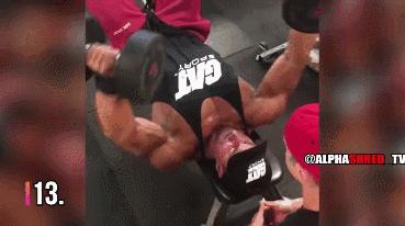 肌肉猛男展示腹肌胸肌,肌肉男八块腹肌和强壮的胸肌