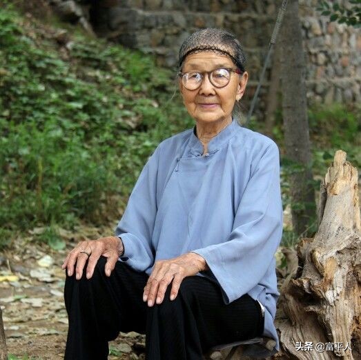 我的奶奶原生家庭,我的奶奶住在大山旁边的小山村里