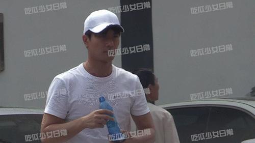 吴昕恋情史,吴昕微博晒牵手照疑似公开恋情