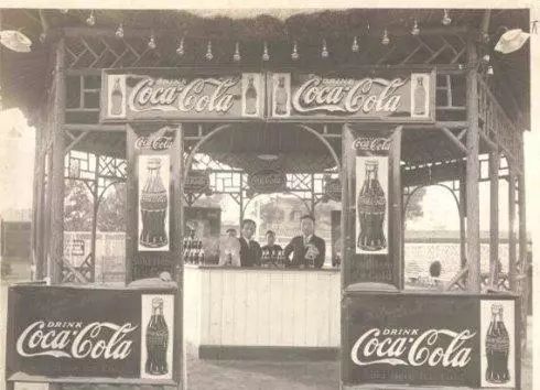 历史上的今天——1894年3月12日，瓶装可口可乐开始发售