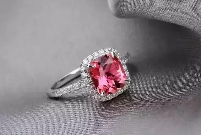 碧玺和水晶有什么区别,碧玺是水晶吗里面有瑕疵是真的吗