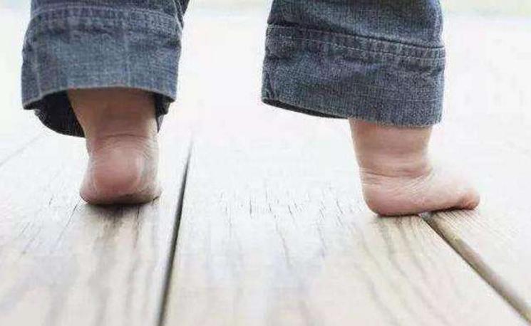 什么时候开始让宝宝光脚,宝宝光脚会有什么坏处