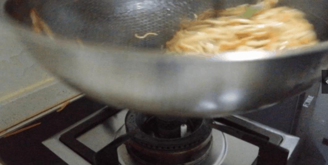 炒面不粘锅的技巧教你一招,做炒面酱油粘锅怎么办