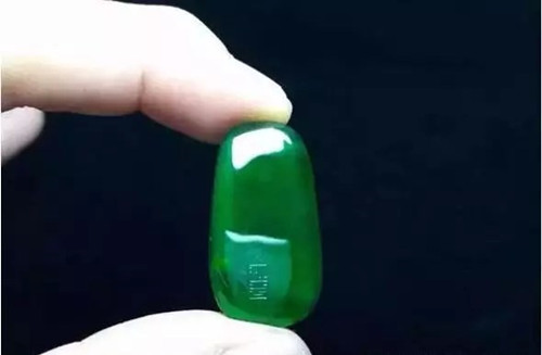 十五万买翡翠原石切开震惊众人,翡翠原石切开后哪种纹路是正常的