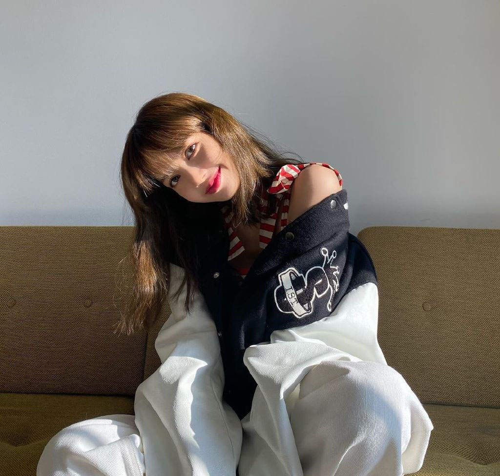 Lisa*服私**更新，穿拼接棒球服套装内搭条纹吊带，街头酷甜范儿