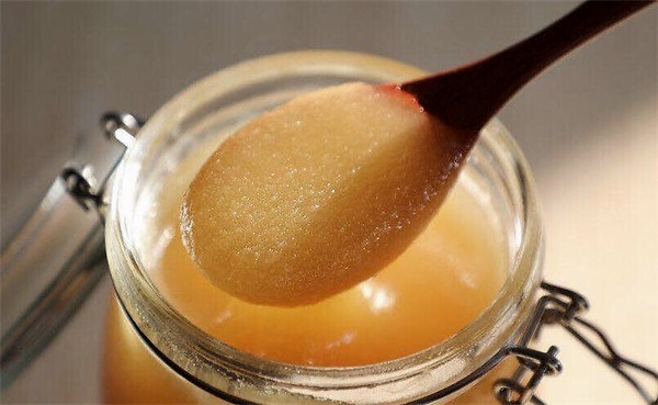 蜂蜜常温下结晶怎么回事,蜂蜜在什么情况下凝固