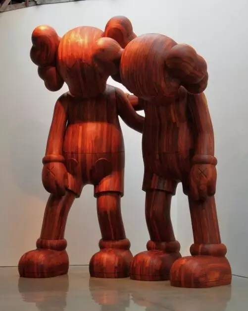 优衣库联名被抢视频,优衣库和谁联名的t恤被疯抢