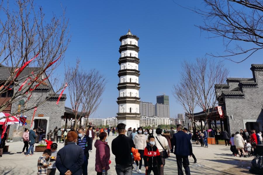 人潮涌动年味十足,人潮很汹涌