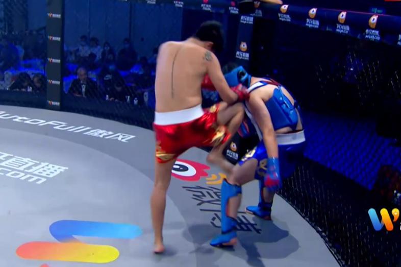 在石VS子龙，比赛让观众措手不及，坐在八角笼中间石头剪刀布