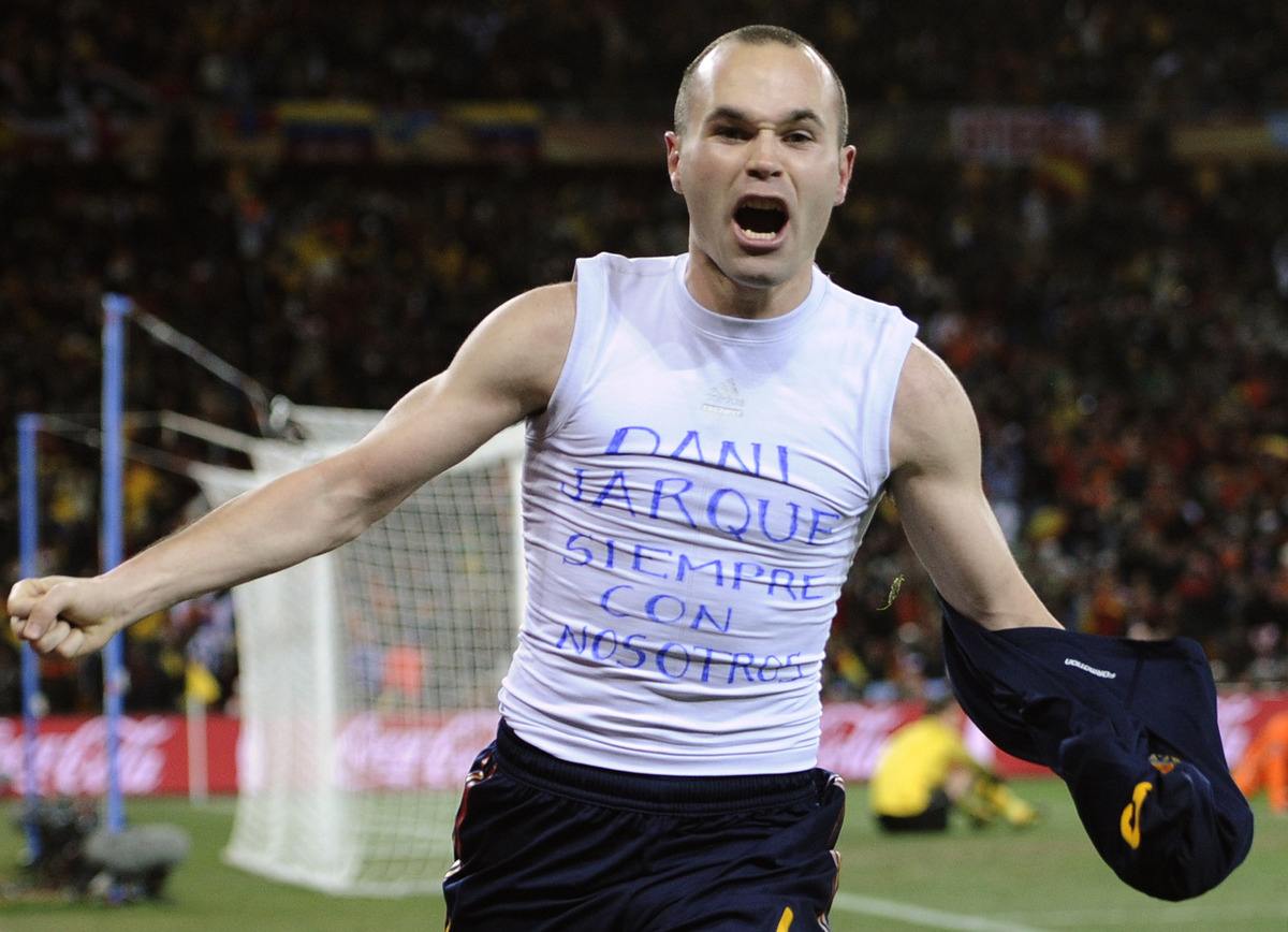 足球中场大师巴塞罗那,近几年退役的中场大师