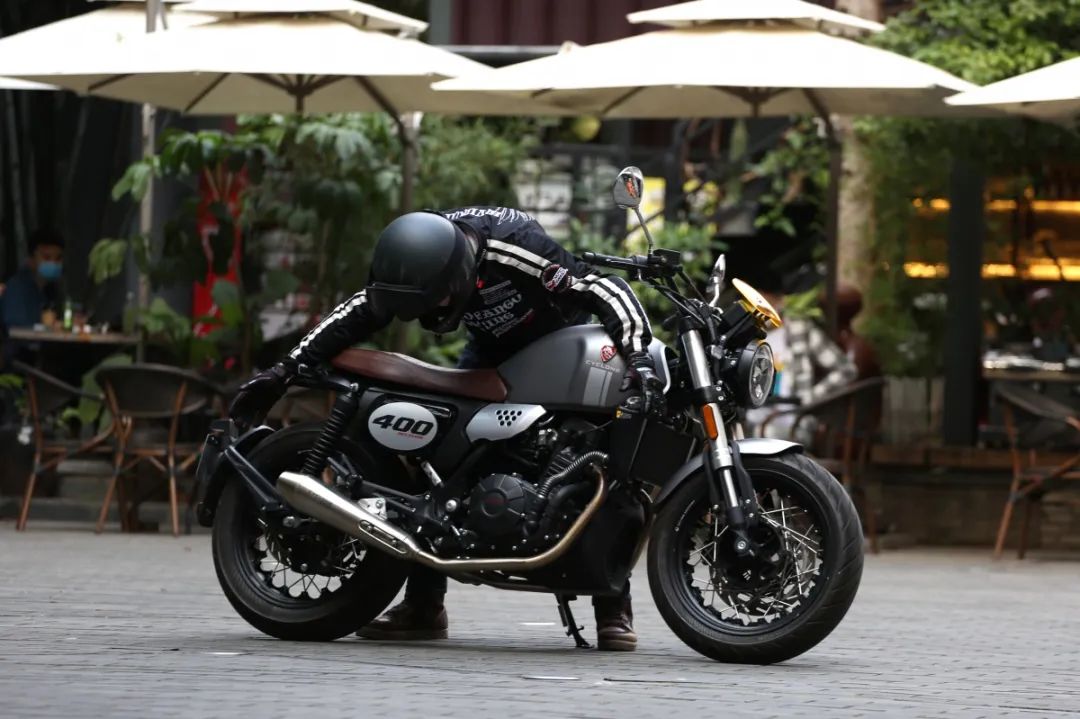 中量级双缸复古赛科龙re3试驾,宗申赛科龙re3双缸400复古摩托
