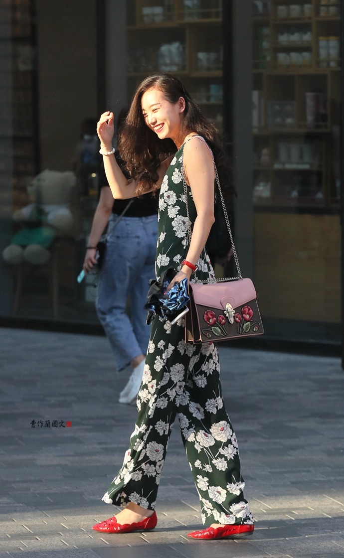 英伦风小皮鞋女街拍,街拍白色皮鞋