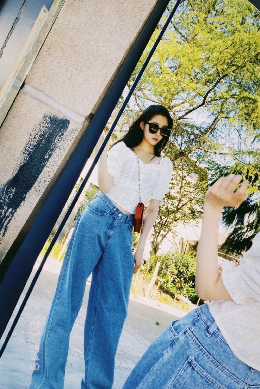 高腰雪纺衫搭配阔腿裤,缎面条纹雪纺衫这样穿时尚洋气