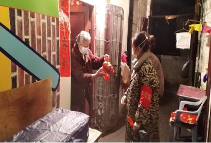 社区网格员疫情期间上门服务,桂花社区专职网格员