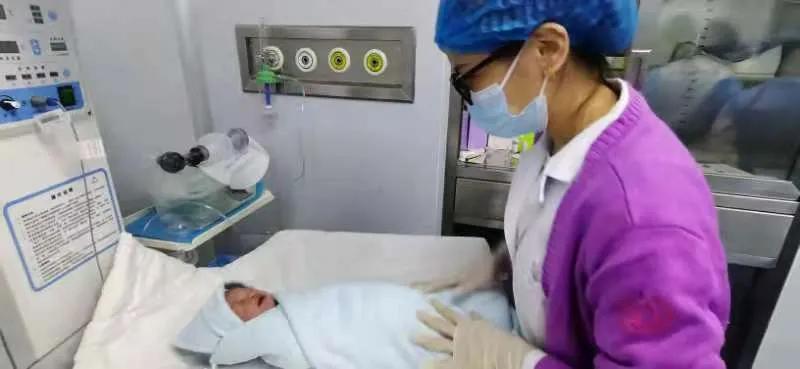 阜康医生临危授命行剖宫产手术，填补嘉黎县医院历史空白