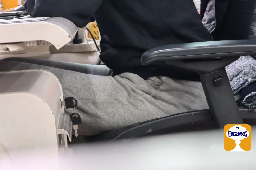 每个人的衣橱里都有一条灰色卫裤,每个人是不是都有一条灰色卫裤