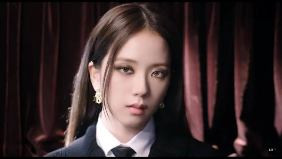 从BP小糊咖到Dior千金,Jisoo的脸越来越值钱了