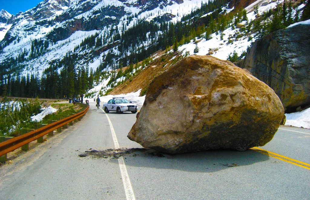 车速120怎么躲避障碍物,高速路遇到障碍物怎么行驶