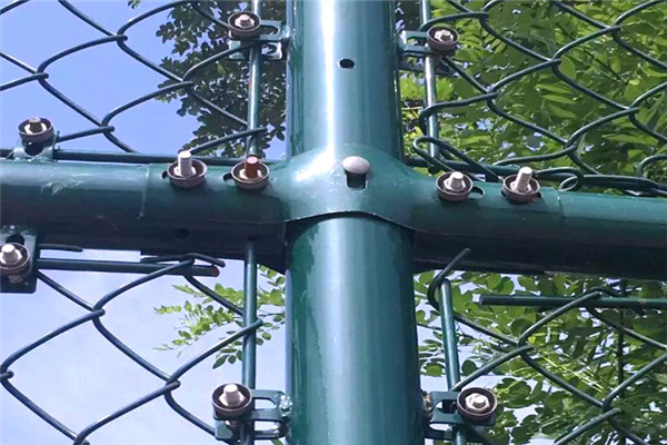 球场围网体育场护栏施工现场视频,体育场围网安装教学