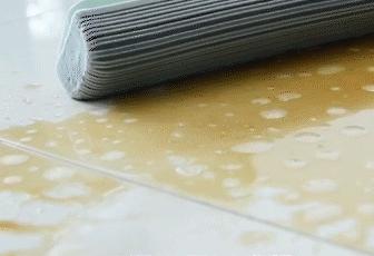 地板用什么拖把拖得比较干净,拖把轻轻拖几下地板就变干净了