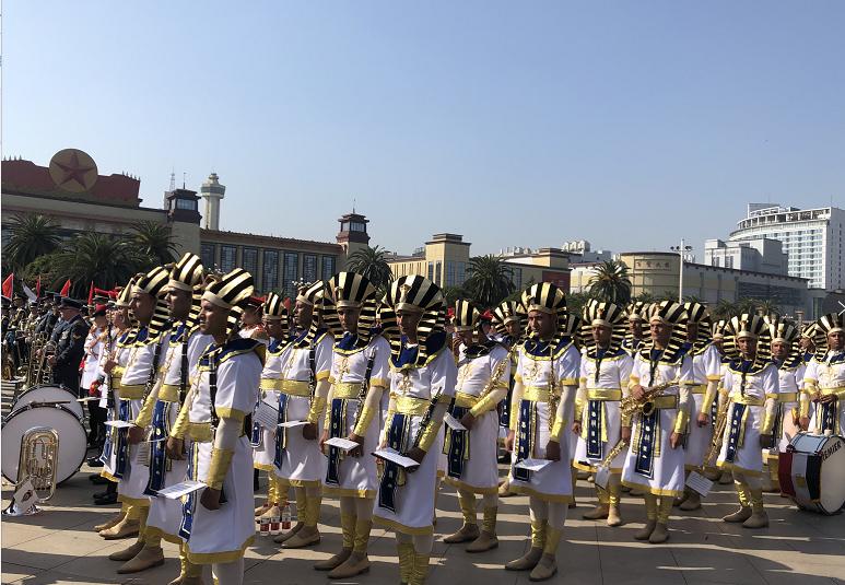 骑马式、登高式…为观看国际军乐节,南昌市民解锁观看姿势