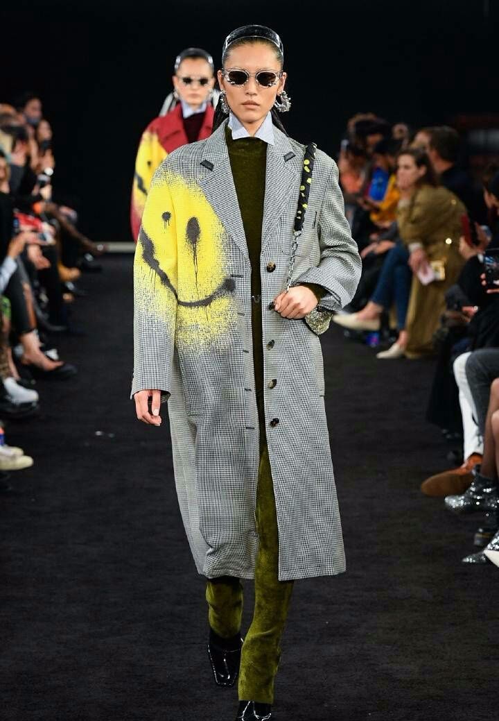 刘雯大胆换上寸头,刘雯一刀切发型