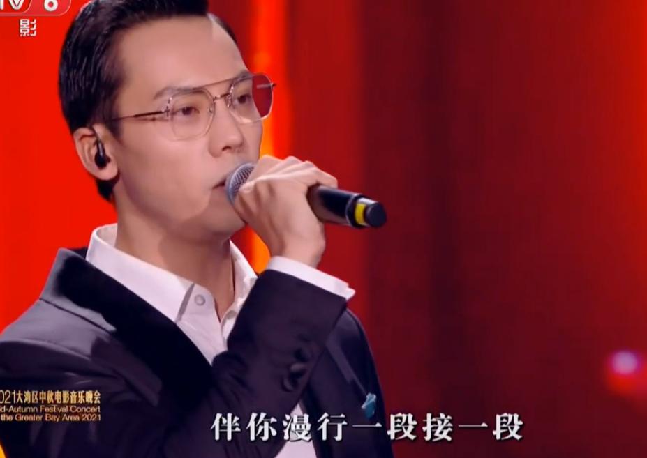 大湾区王菲出场谢霆锋表现,谢霆锋看王菲演唱会的视频