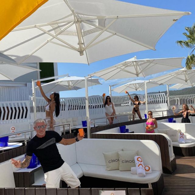 英58岁花花富豪订婚25岁女星，曾公开招女友，要求多还禁怀孕