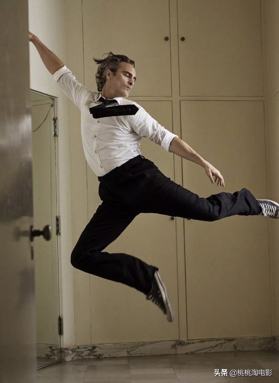 组图：爱穿匡威的男孩“小丑”华金·菲尼克斯《名利场》写真