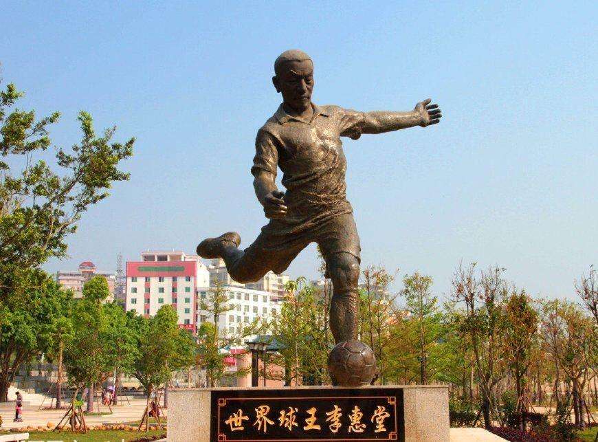 踢足球的好处和功效,踢足球的好处200字