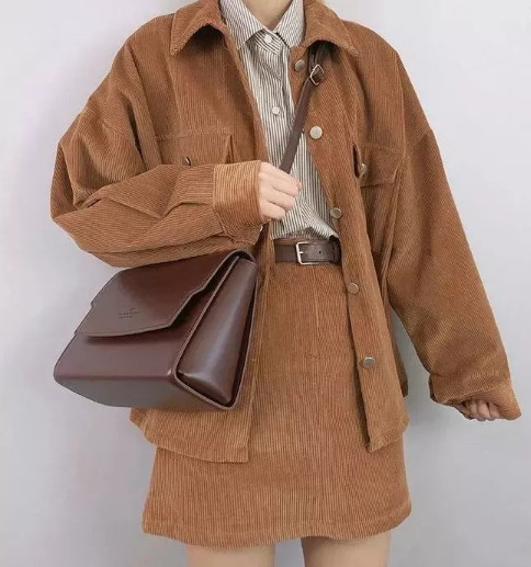 高级感羊羔绒外套慵懒风,一件羊羔绒外套点亮你冬季的时髦