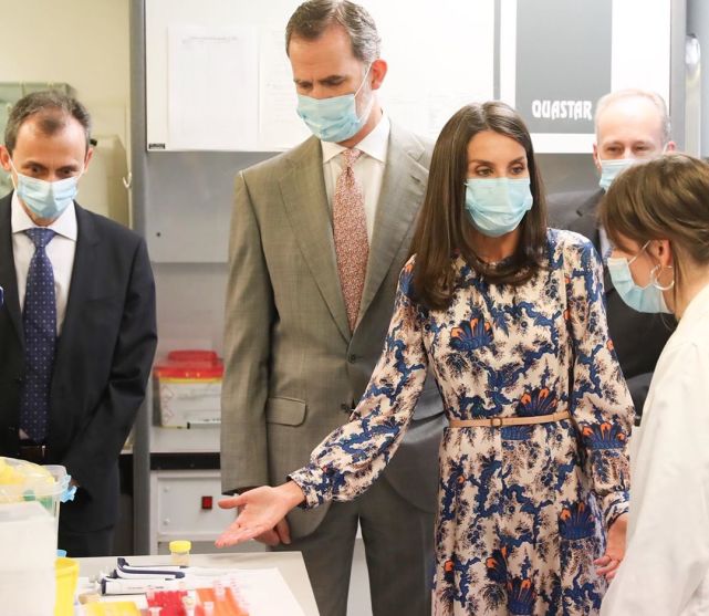 西班牙王后翠绿色连衣裙,47岁西班牙王后穿斗篷优雅高贵