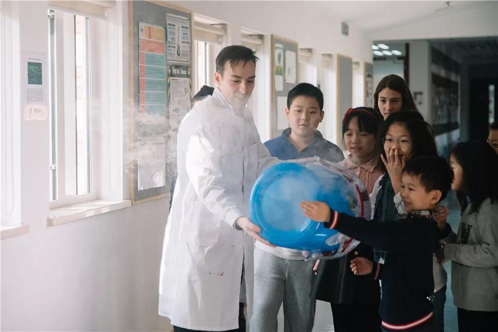 天津这所学校火了!高尔夫、足球、科学实验...孩子吵着都要来