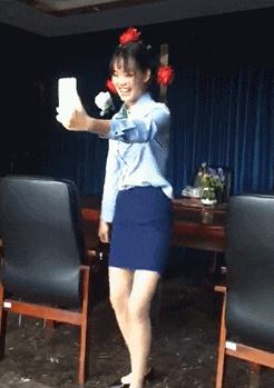 这只鹦鹉一直以为他是一只猴，所以每天都在重复做这个动作