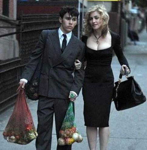 麦当娜与小36岁黑人男友外出,边走边按摩,犹如“祖孙恋”一般