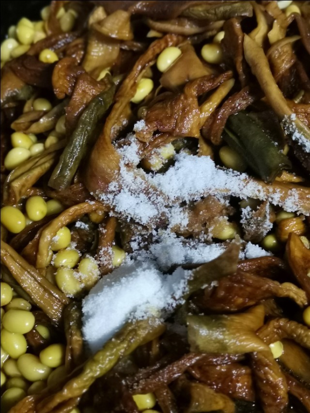 铁锅可以煮咸菜吗,用铁锅烀萝卜缨子咸菜