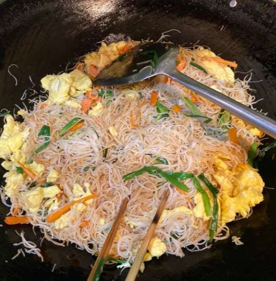 为啥夜宵摊的炒粉那么好吃？4个小窍门，米粉松散不结坨，真筋道