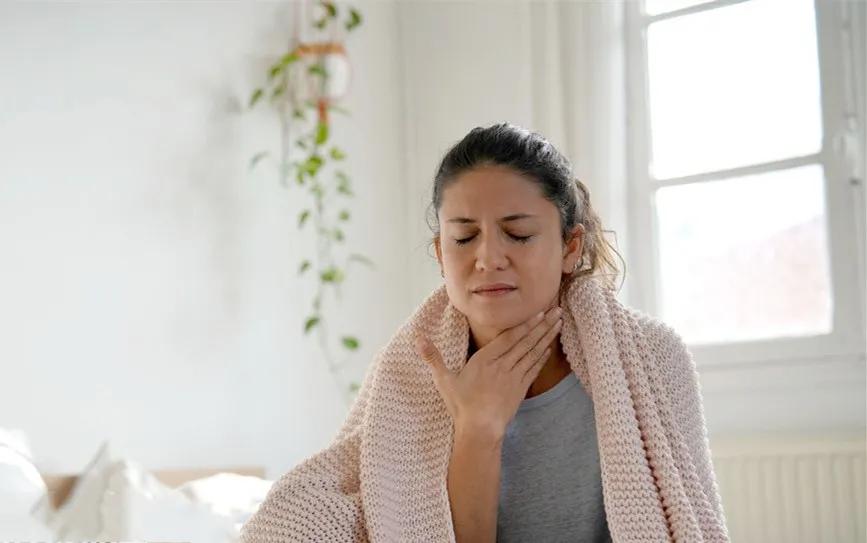 睡醒一觉嗓子干怎么回事,一觉睡醒嗓子又干又痛是怎么回事