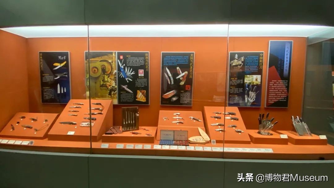 物开一刃为“刀”，两面*刃开**为“剑”，双刀相交为“剪”