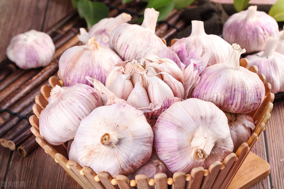 新鲜的大蒜蒸一蒸竟然如此好吃,大蒜加水上锅蒸的疗效