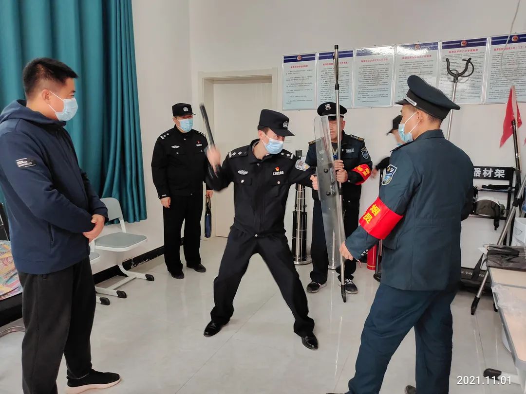 警灯闪烁警笛声响110,警灯全部闪烁提高震慑力