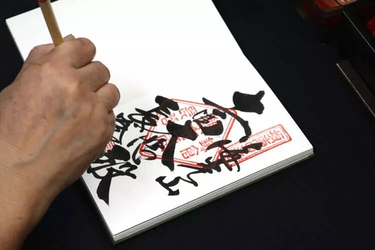 日本寺庙必求的这样东西，代购、黄牛翻几倍售卖？游客：值得