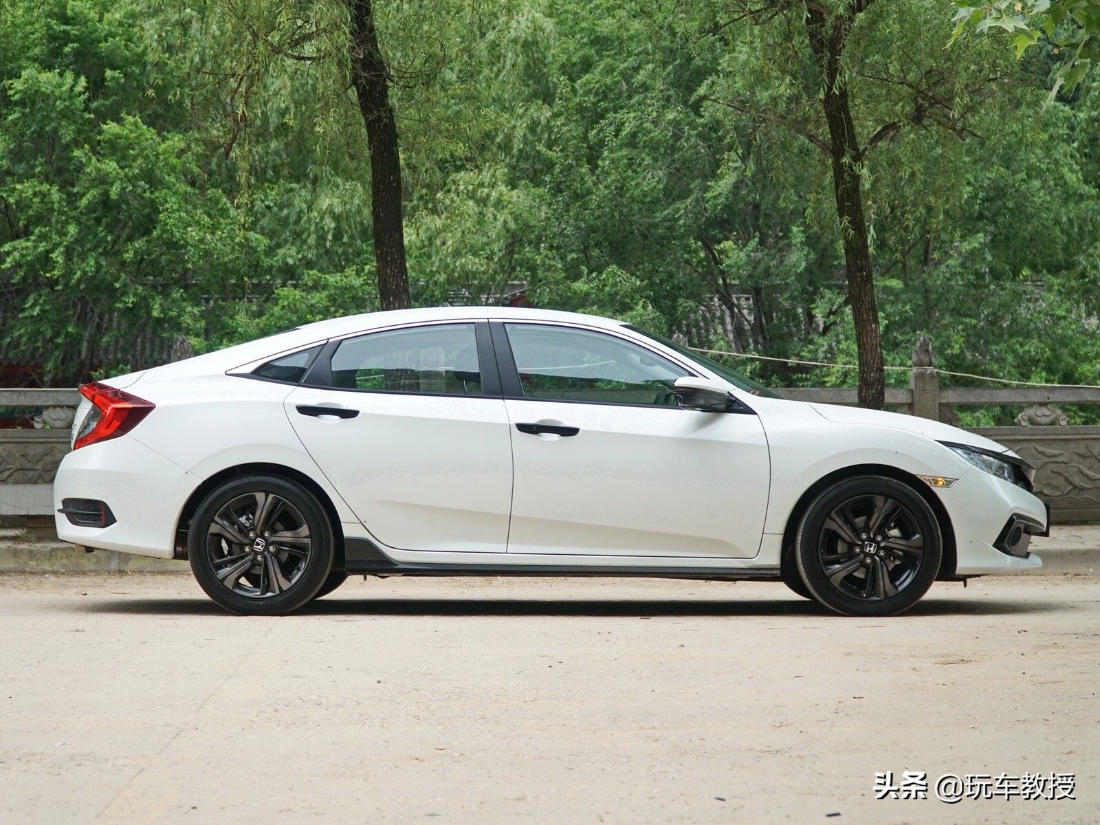 教授探店：相差1235元，加钱上宝马还是直接思域顶配？