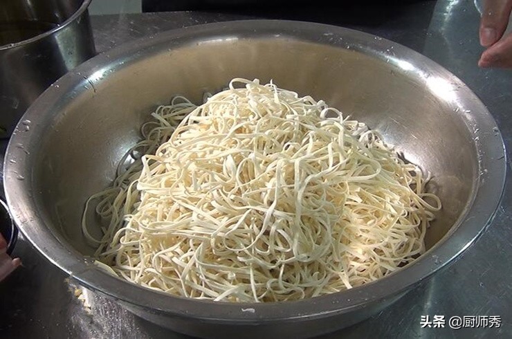 面条就得卷着吃才好吃,面条这样做实在太香了外酥里嫩