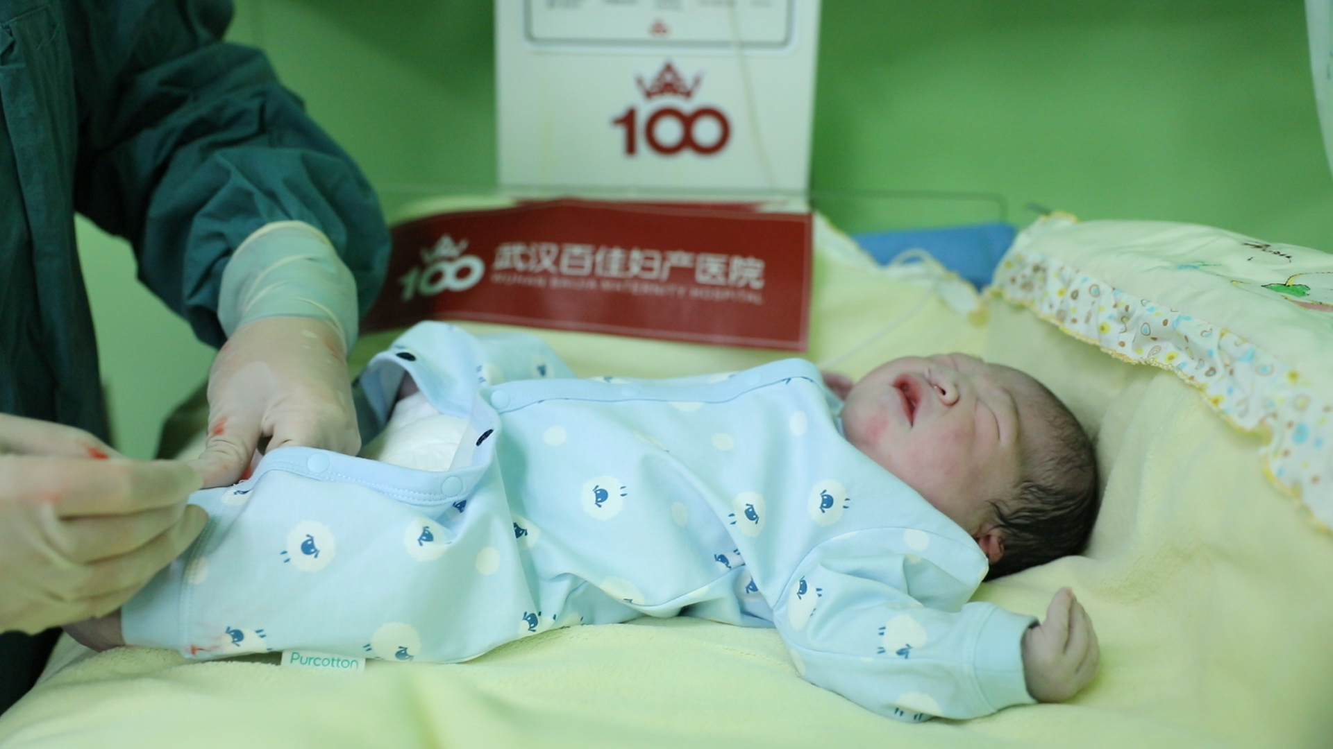 荣昊恒大亚冠夺冠纪念视频,荣昊晒昔日广州队合照美好的回忆